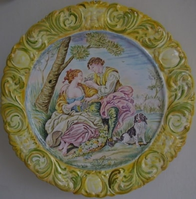 Artistic italian pottery of Albisola - Baroque plate in majolica
representing  " Love scene "
